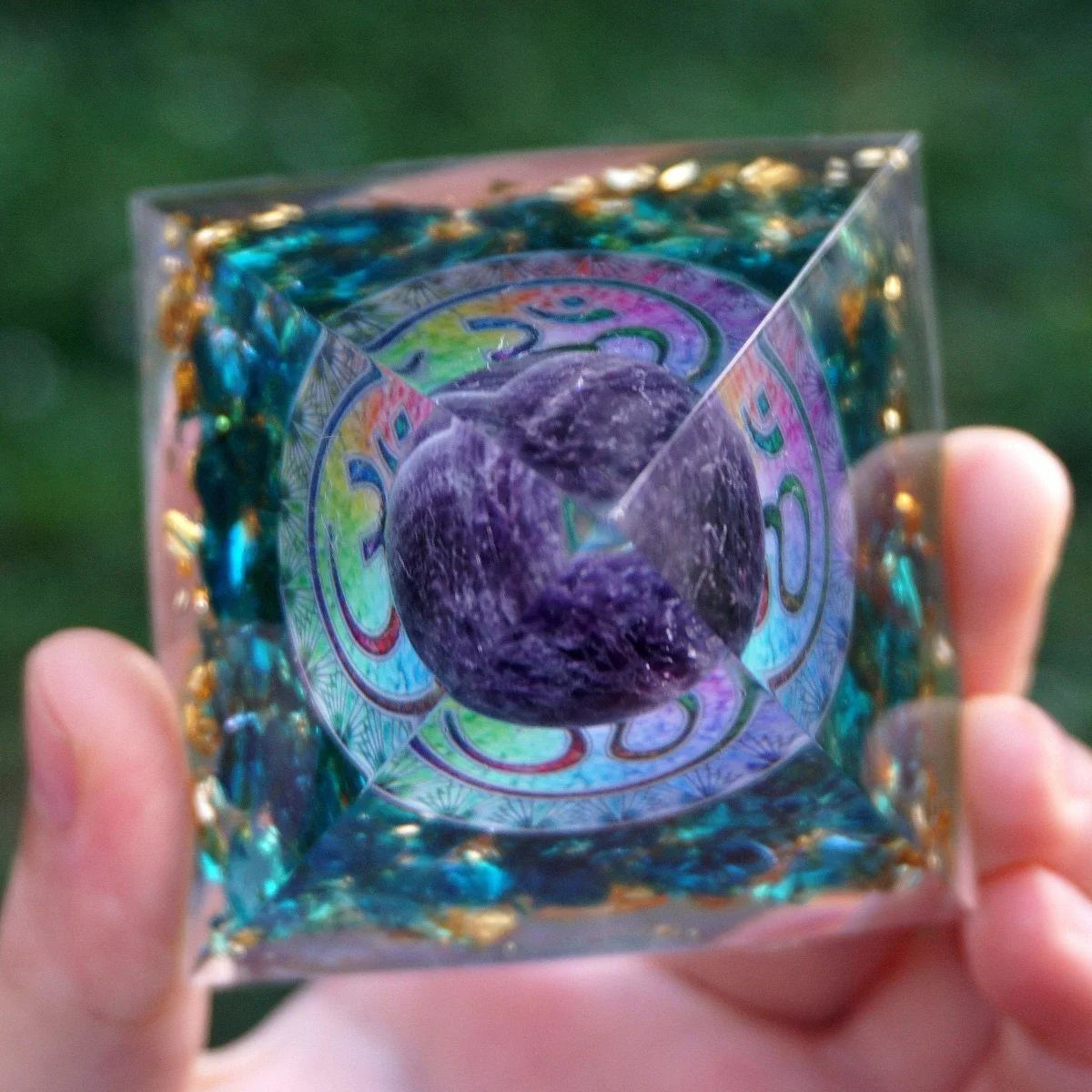 Pirámide de Orgonita Om – Amatista y Cuarzo Azul