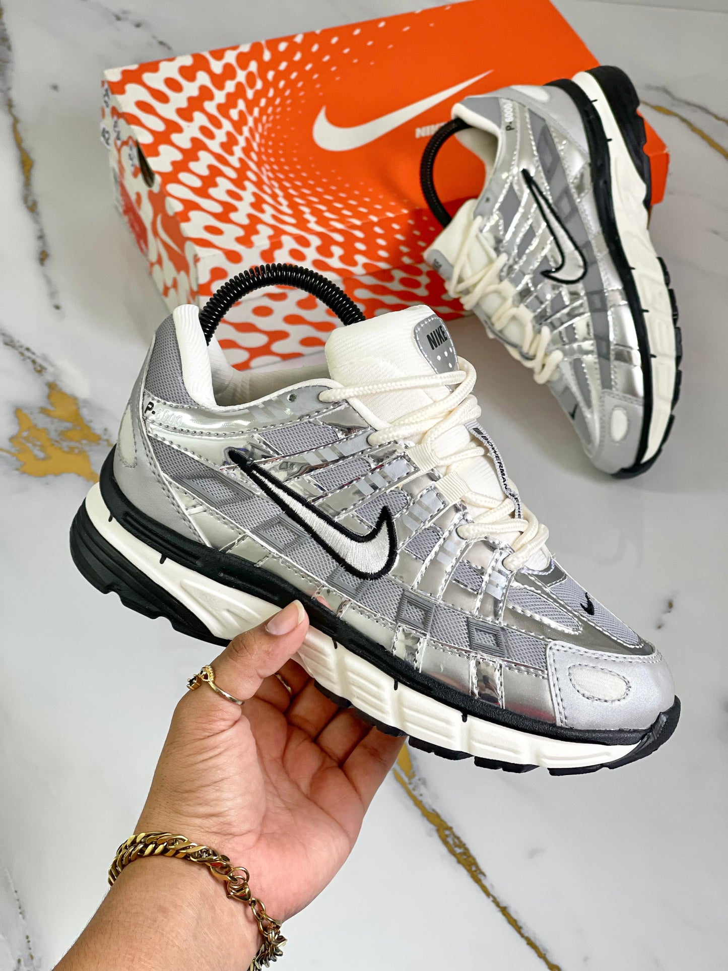 🚀✨ Nike P-6000 "Silver Blast" 👟🔥  El poder del retro con el brillo del futuro.